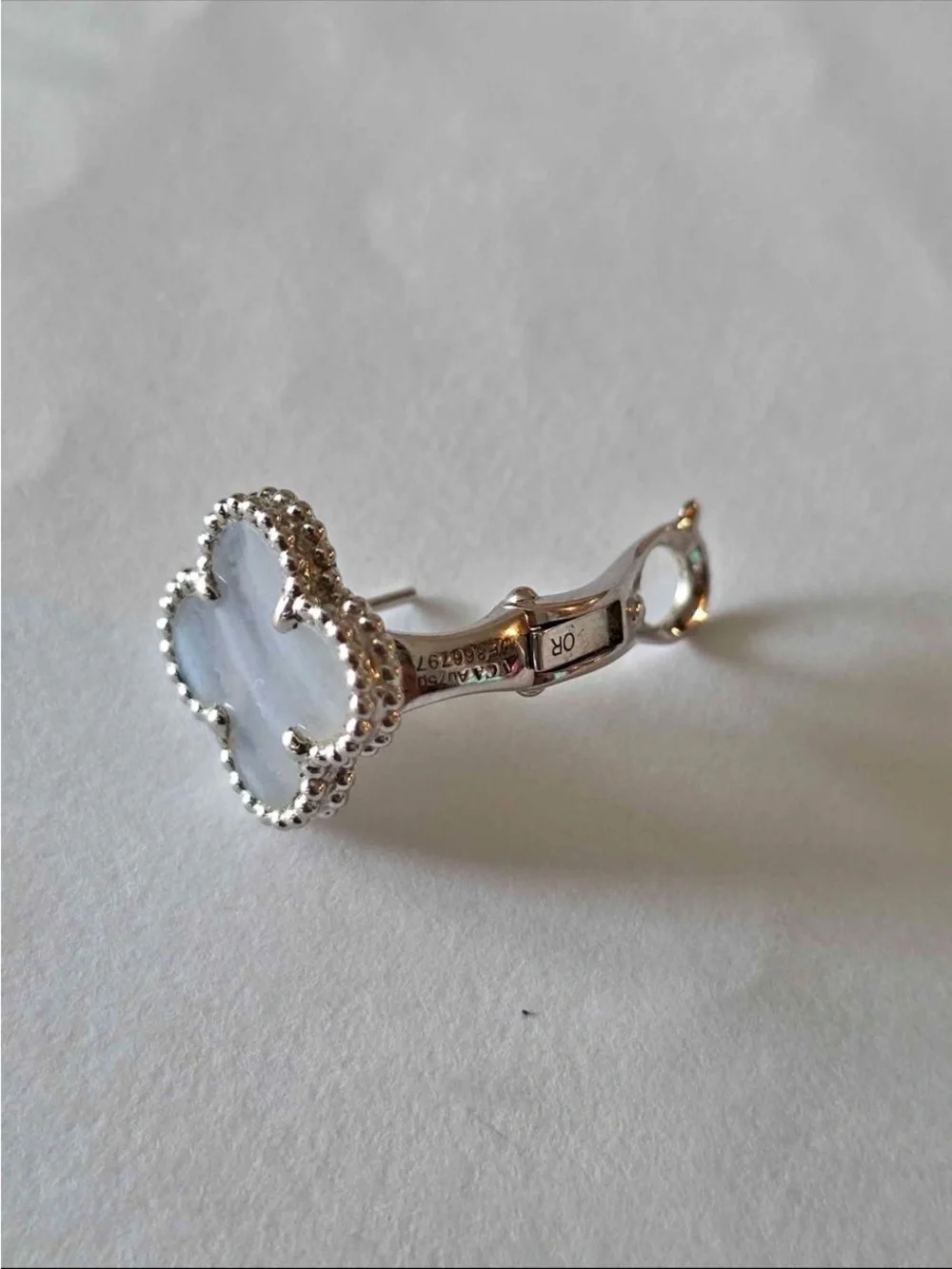 Van Cleef & Arpels chalcedony Clover Stud Earrings - Picture 7 of 15